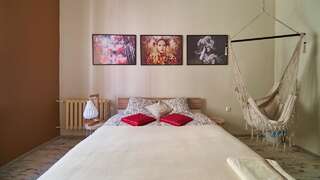 Отели типа «постель и завтрак» Sztukmistrz Magician Art Rooms Люблин Двухместный номер с 1 кроватью и собственной ванной комнатой вне номера-6